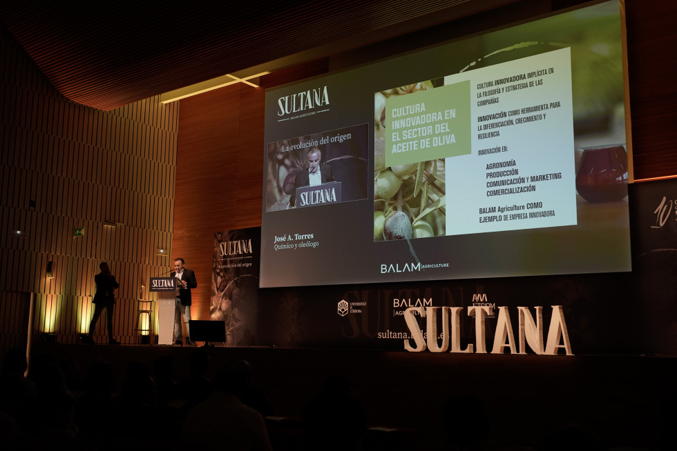 José Antonio Torres durante su intervención para hablar del aceite de Sultana oleo191023