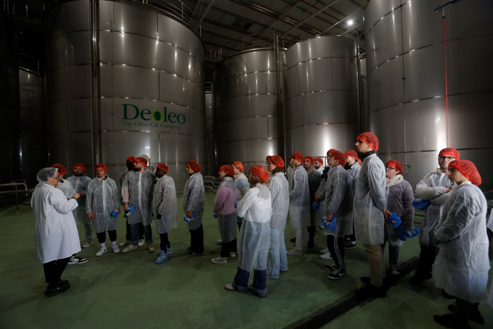 Arancha Salamanqués, Brand Manager en Deoleo, durante la visita guiada a la planta de Alcolea oleo010224