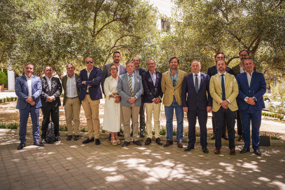 Foto Gregorio Álvarez tercero por la dcha y Pedro Marques cuarto por dcha yJunta directiva y socios de Olivérica oleo100624