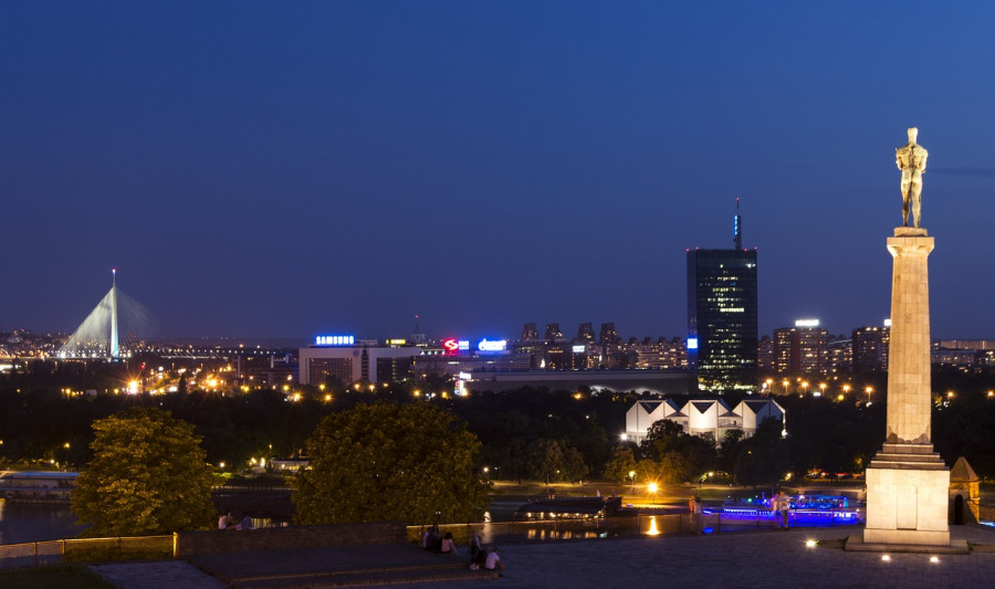 Belgrado noche pizxabay oleo030724