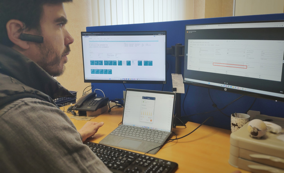 Persona trabajando con Microsoft Dynamics 365 BC infoliva ayanet tic oleo071124