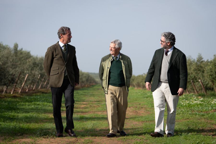 De izq a dcha. Sergio Antón, Director General Aceitunas Guadalquivir, Paco Escalante Rivera, fundador de Aceitunas Guadalquivir, y Francisco J. Escalente, CEO Global del grupo oleo131