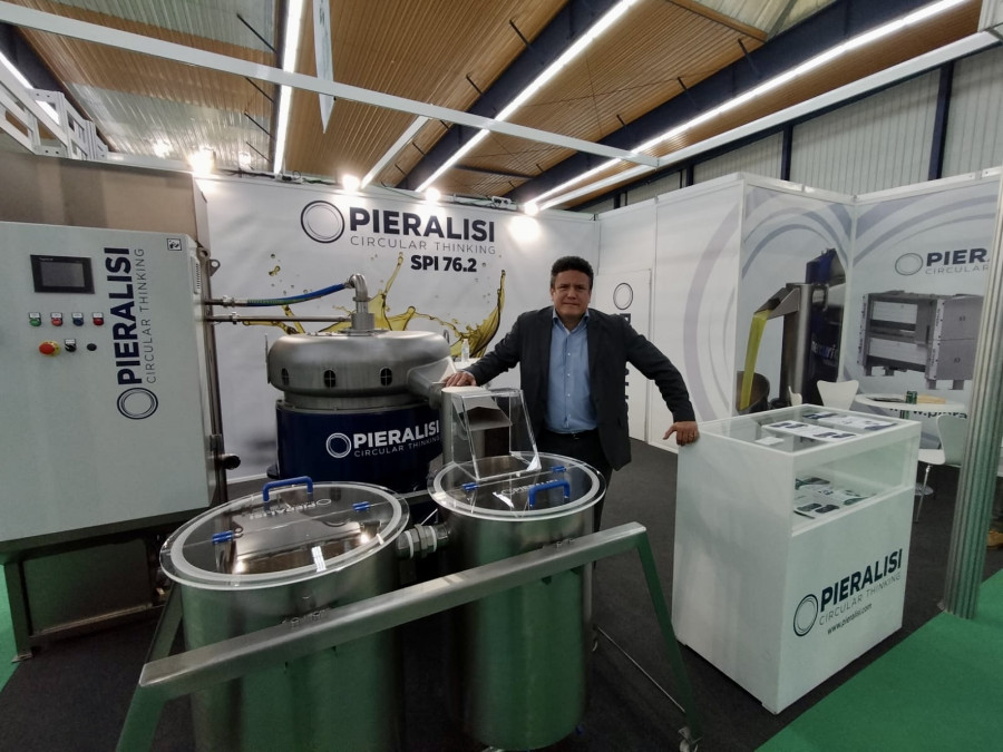 RODRIGO JAEN EN EL STAND DE PIERALISI DE AGROEXPO oleo310125